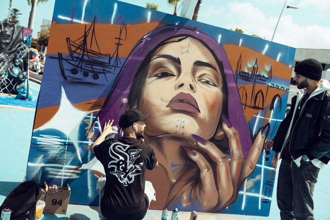 La fresque d'un visage de femme, peinte pendant le festival