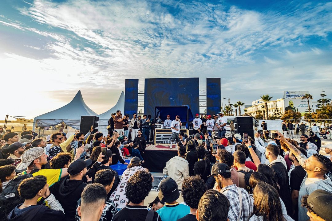 La scène du village et la foule venue voir le battle, sur la corniche, en 2026